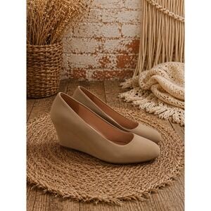 Taupe Round Toe Wedge Pumps 8.5 Office Chic Preppy Classic Modern Minimalist